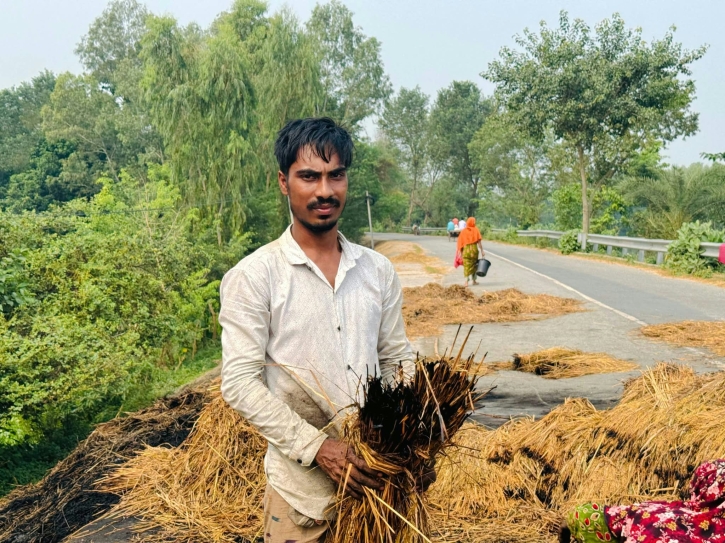 মান্দায় আগুনে পুড়ল ৩ বিঘা জমির ধান, দিশেহারা কৃষক